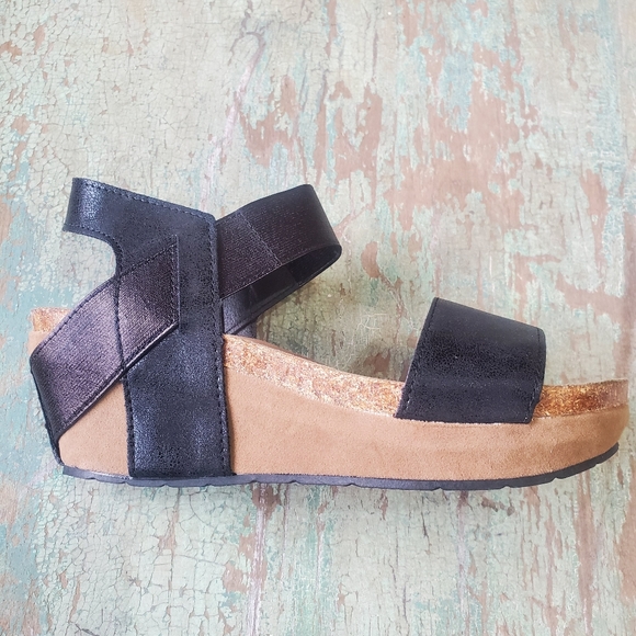 New Low Heel Wedge - Picture 2 of 3